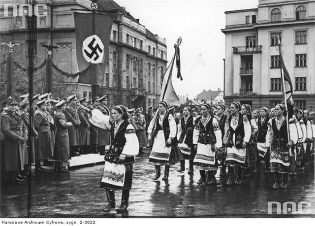 Марш украинских националистов. Польша, архивная фотография, 1941 – 1945 гг.