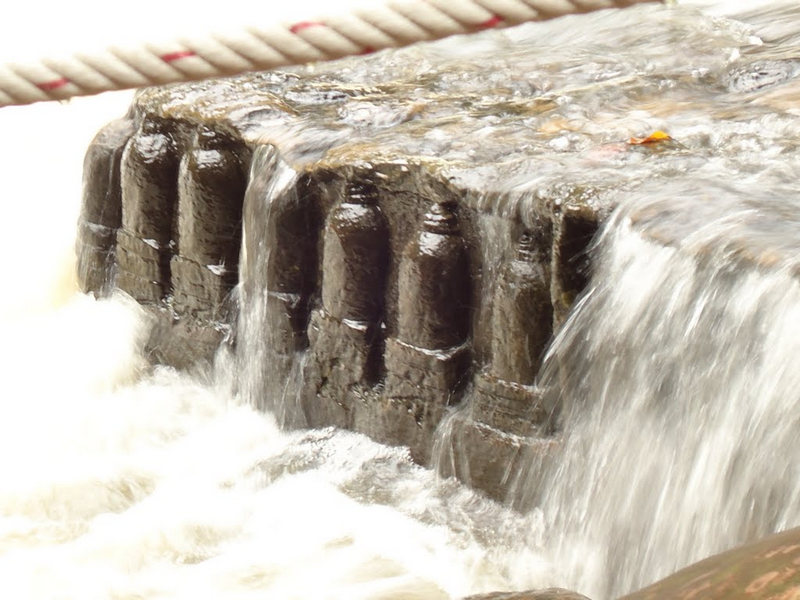 Омовение линг водами реки «Тысячи Линг» (комплекс Кбал Спиен, Камбоджа)