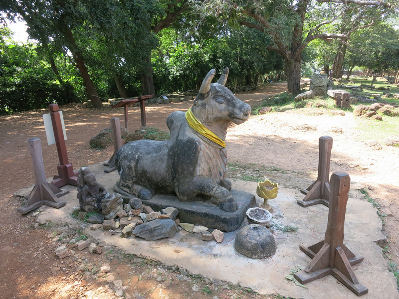 Бык Нанду, скульптура перед северным входом в храм Пном Бакхенг