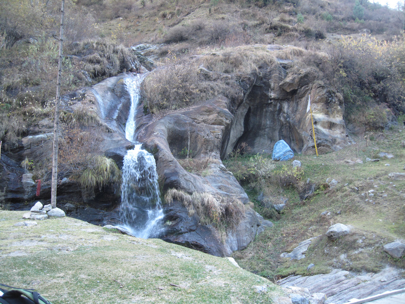 Водопад с ложем, символизирующим йони и камень –  естественная линга в природном храме Шивы (предгорья Гималаев, долина реки  Парвати)