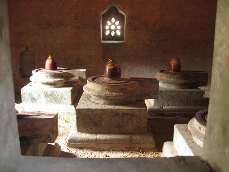 Комплекс из пяти йони-линг, символизирующих 5 первоэлементов, долина Тысячи лингамов, Непал