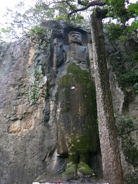 Барельеф с изображением Будды над порталом-тоннелем в храме (г. Дова)