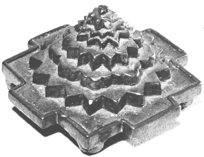 Пирамидальное изображение Шри янтры в виде горы Меру (один из архетипов Древа мира). Раджистан, XVIII век, бронза